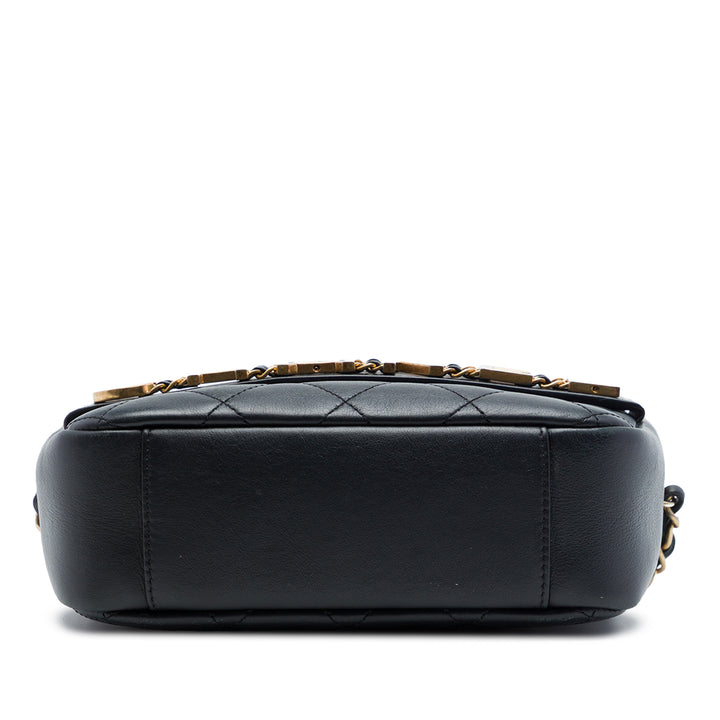 Chanel Matelassé Cuir de veau Logo Enchained Sac caméra