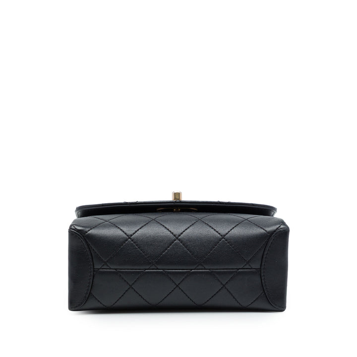Chanel Sac à main Matelassé Trendy Spirit à Petit Cuir d'agneau Noir – vue 3 – GABY PARIS
