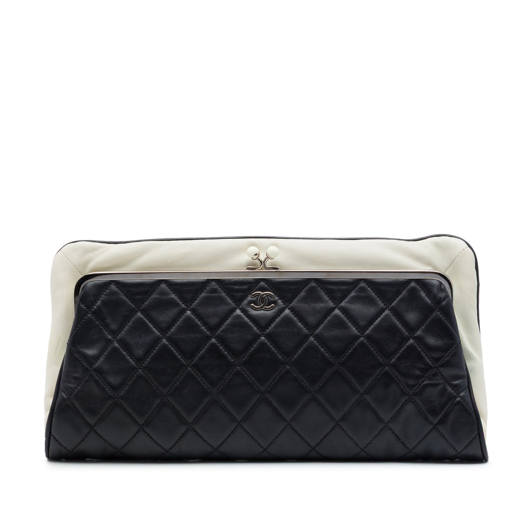Chanel CC Matelassé Perle Kiss Lock Pochette Cuir d'agneau Noir