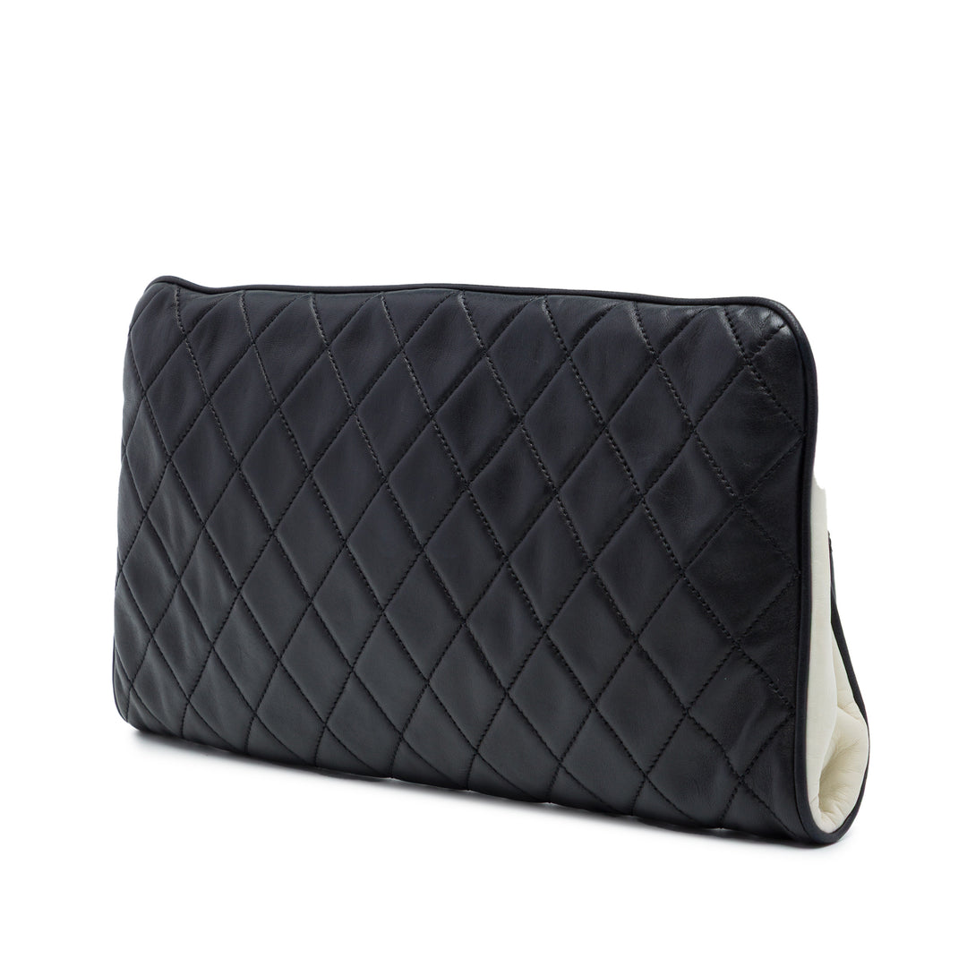 Chanel CC Matelassé Perle Kiss Lock Pochette Cuir d'agneau Noir