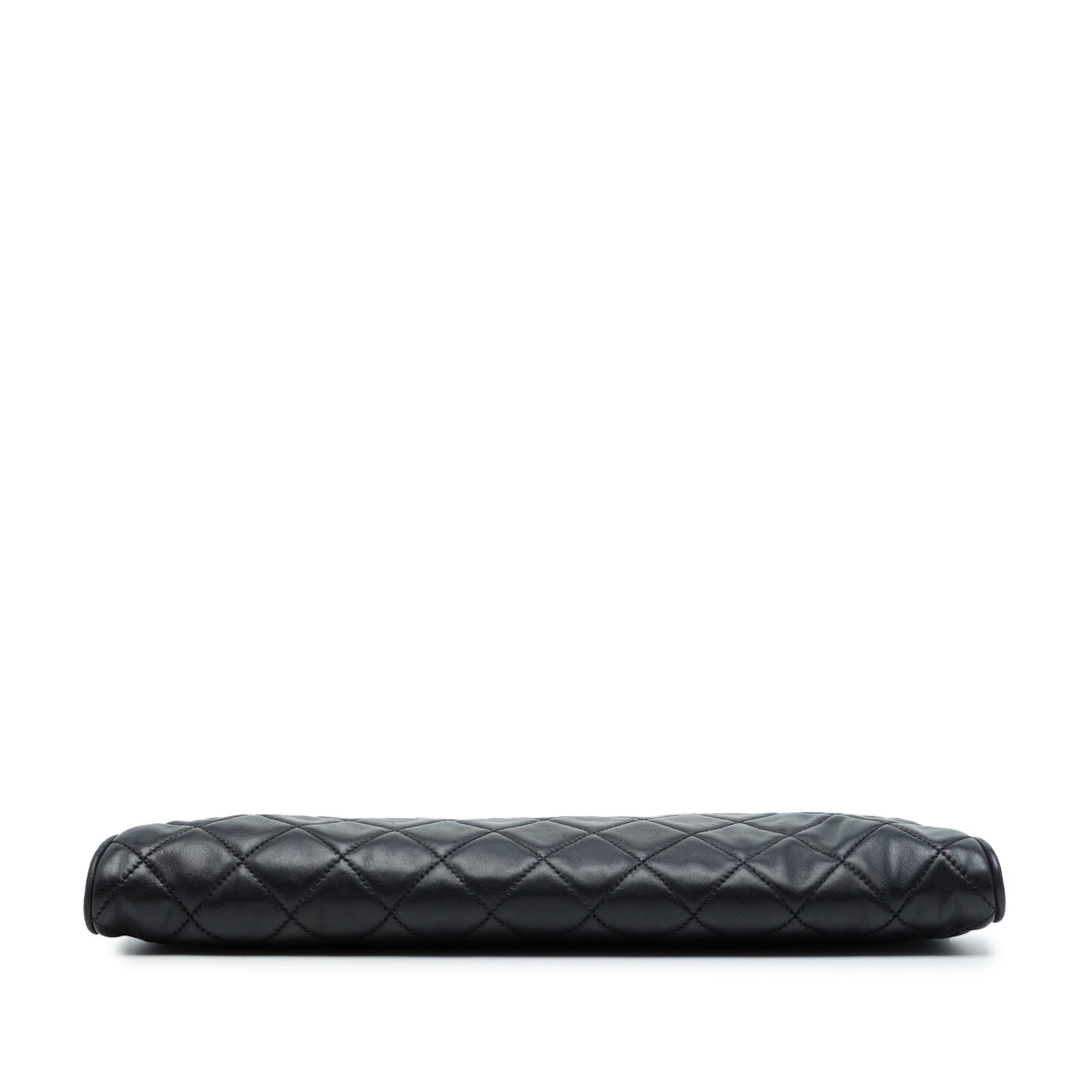 Chanel CC Matelassé Perle Kiss Lock Pochette Cuir d'agneau Noir