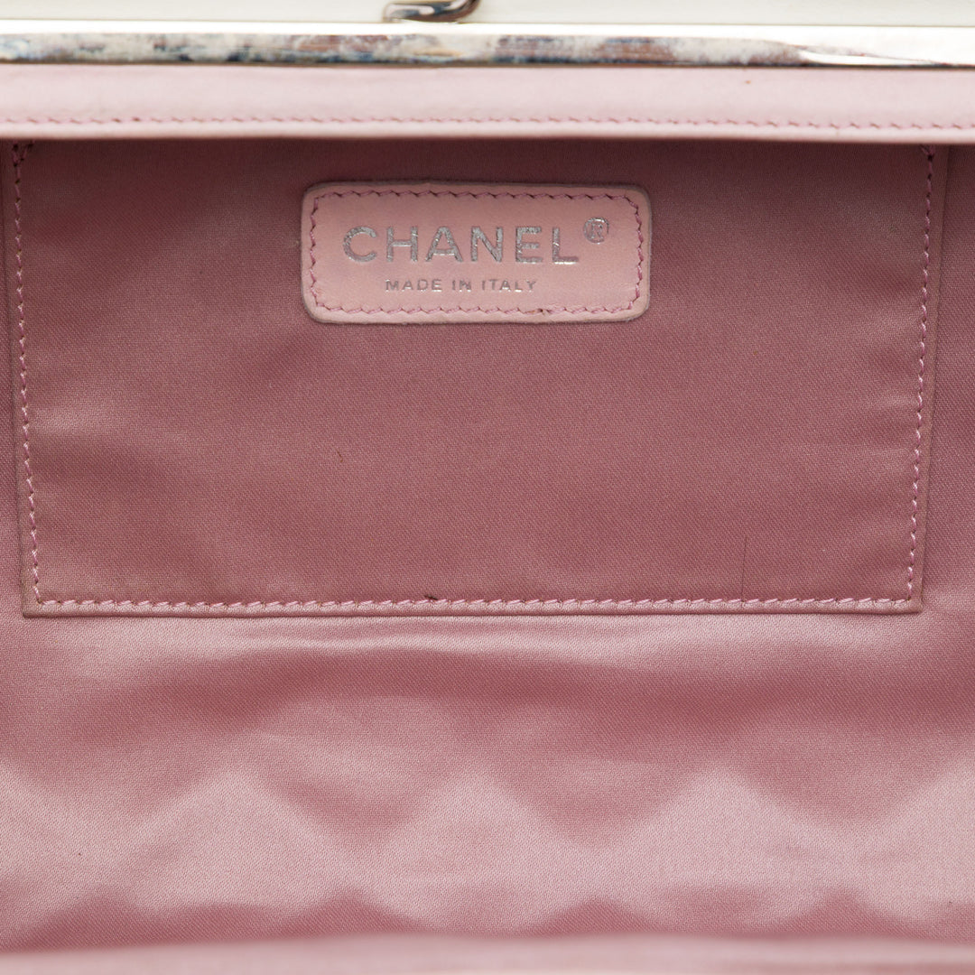 Chanel CC Matelassé Perle Kiss Lock Pochette Cuir d'agneau Noir