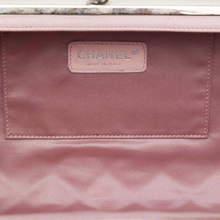 Chanel CC Matelassé Perle Kiss Lock Pochette Cuir d'agneau Noir