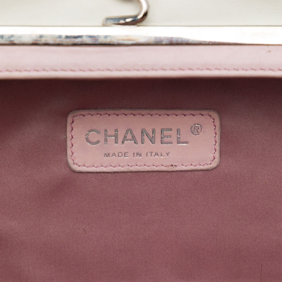 Chanel CC Matelassé Perle Kiss Lock Pochette Cuir d'agneau Noir