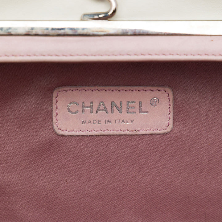 Chanel CC Matelassé Perle Kiss Lock Pochette Cuir d'agneau Noir