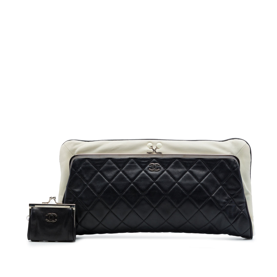 Chanel CC Matelassé Perle Kiss Lock Pochette Cuir d'agneau Noir