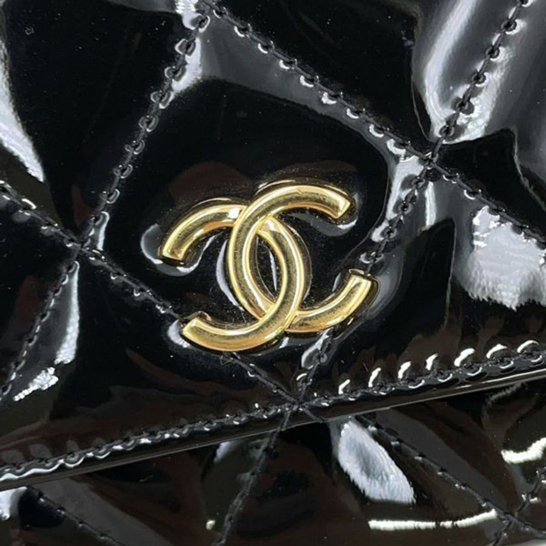 Chanel CC Quilted Cuir verni Frame Flap Pochette with Chain Noir – GABY PARIS Authentique