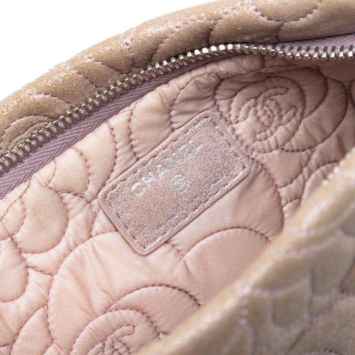 Chanel embossé Metallic Cuir d’agneau Camellia Chain Pochette