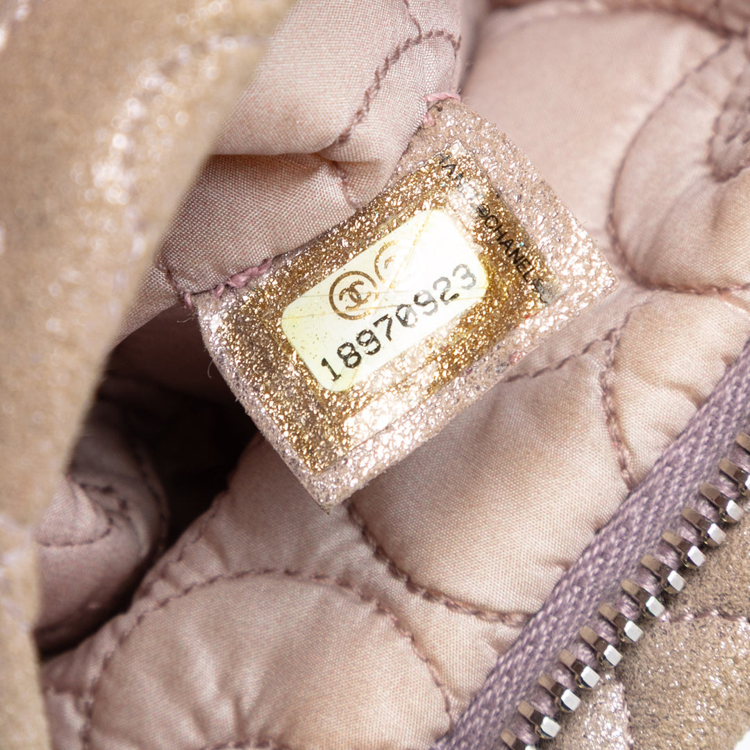 Chanel embossé Metallic Cuir d’agneau Camellia Chain Pochette