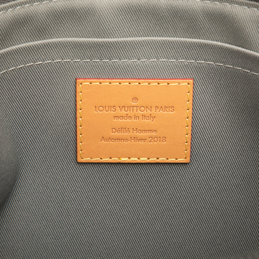 Louis Vuitton Titanium Pochette Cosmos Monogram Gris – vue 5 – GABY PARIS