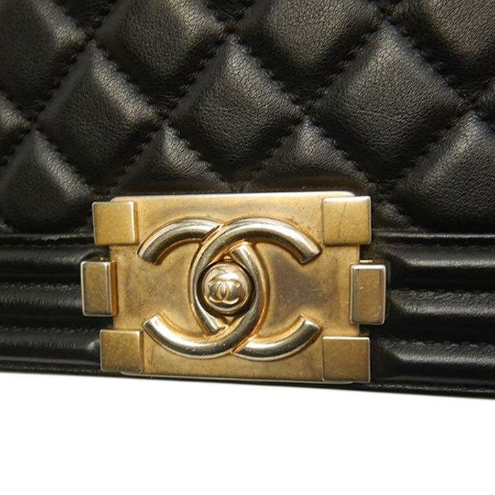 Chanel Old Medium Matelassé Cuir d’agneau Boy à rabat