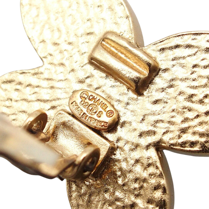 Chanel CC plaqué Émail Flower Clip On Boucles d’oreilles