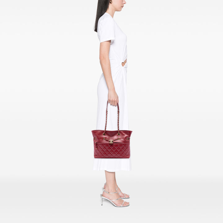 Chanel CC Matelassé Cuir de veau Front Zip Drawstring Cabas chaîne