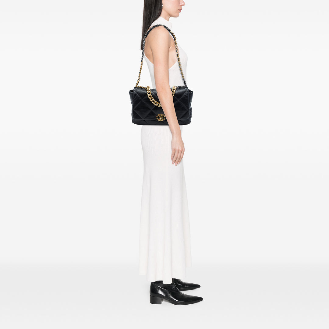 Chanel 19 à rabat Maxi Cuir d'agneau Noir – vue 6 – GABY PARIS