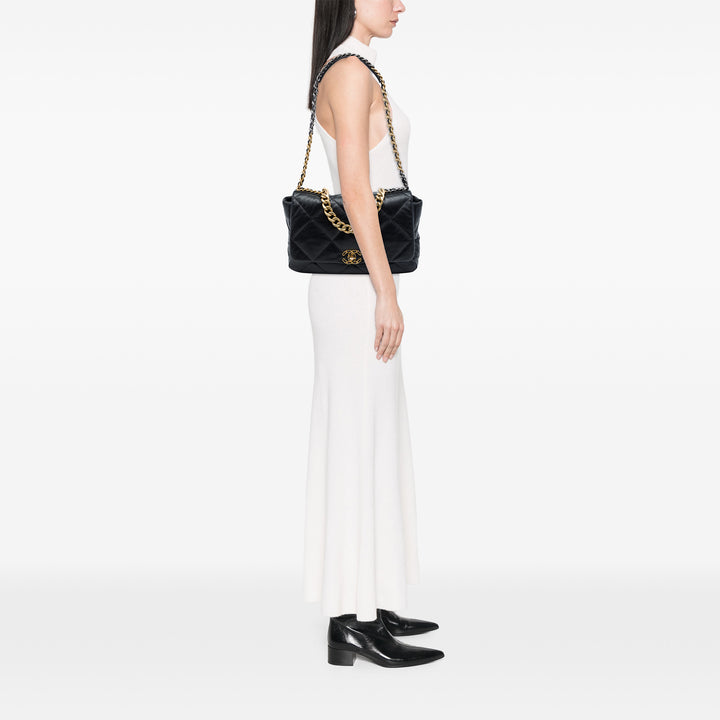 Chanel 19 à rabat Maxi Cuir d'agneau Noir – vue 6 – GABY PARIS
