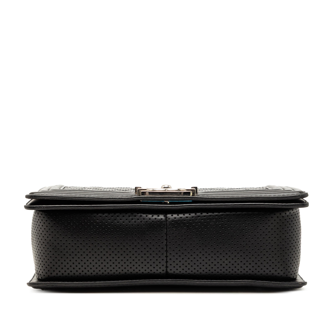 Chanel Old Medium Matelassé perforé Cuir d’agneau Boy à rabat