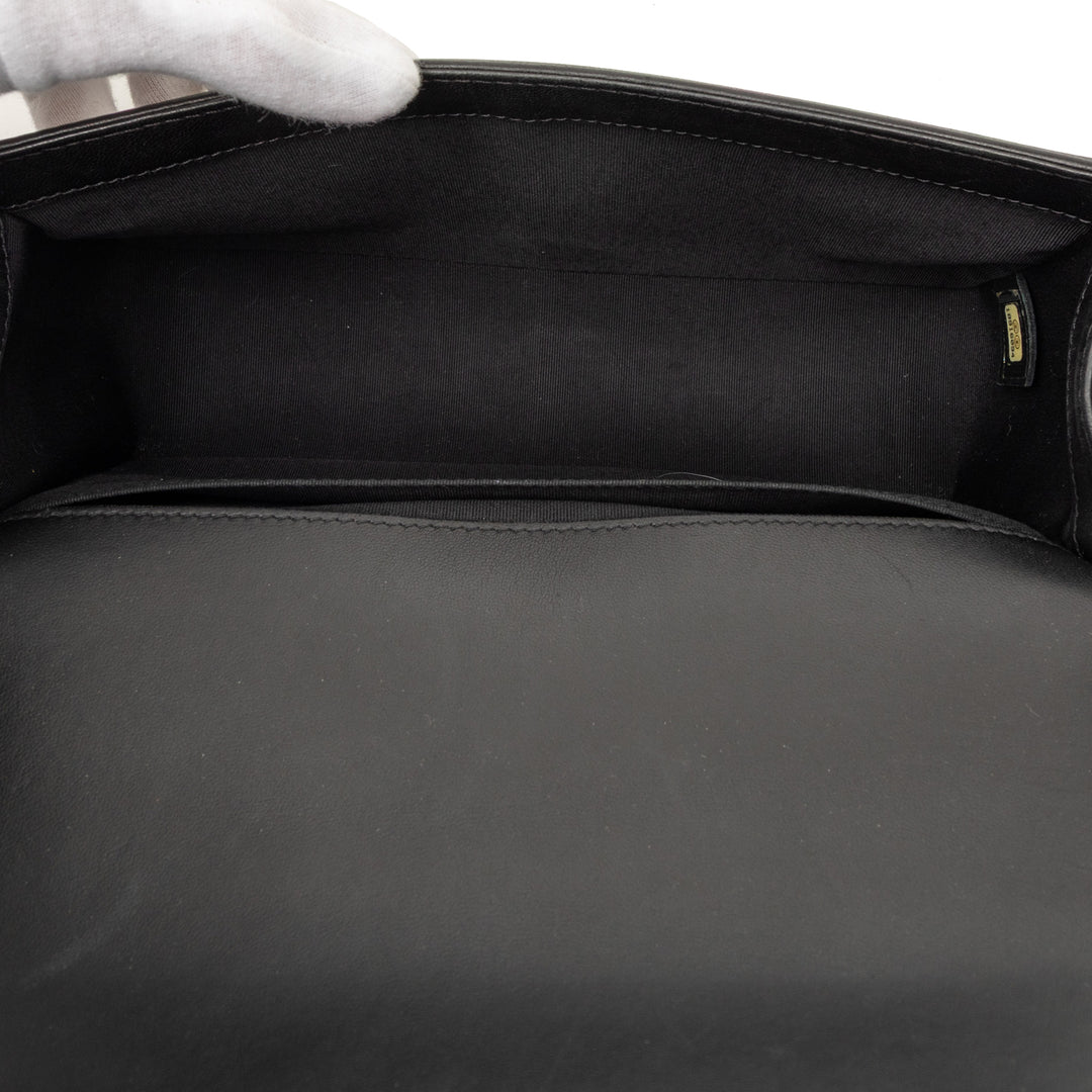 Chanel Old Medium Matelassé perforé Cuir d’agneau Boy à rabat