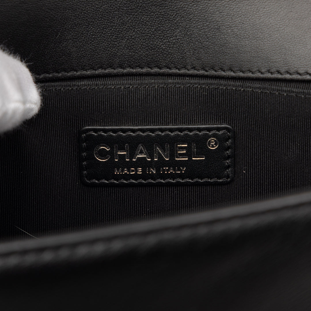Chanel Old Medium Matelassé perforé Cuir d’agneau Boy à rabat