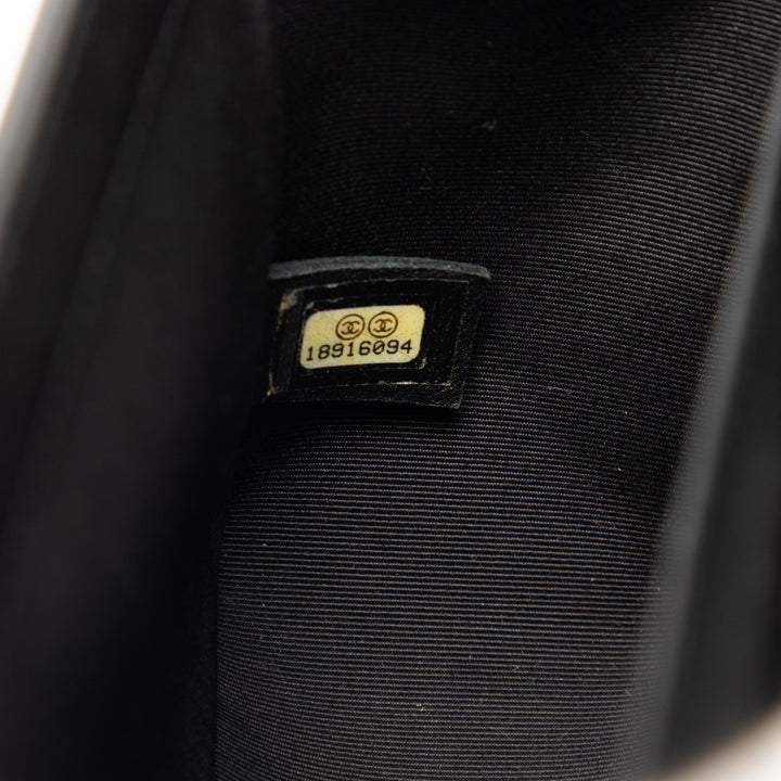 Chanel Old Medium Matelassé perforé Cuir d’agneau Boy à rabat