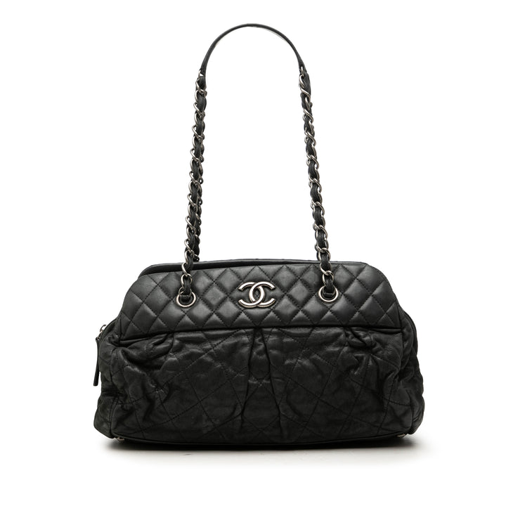 Chanel Matelassé Irisé Chic Quilt Sac bowling Cuir de veau Noir – vue principale – GABY PARIS