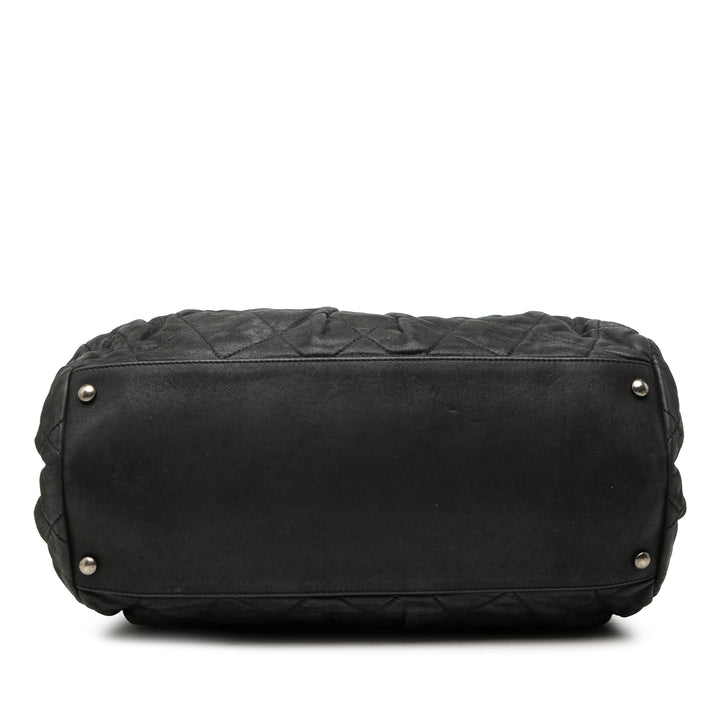 Chanel Matelassé Irisé Chic Quilt Sac bowling Cuir de veau Noir – vue 3 – GABY PARIS