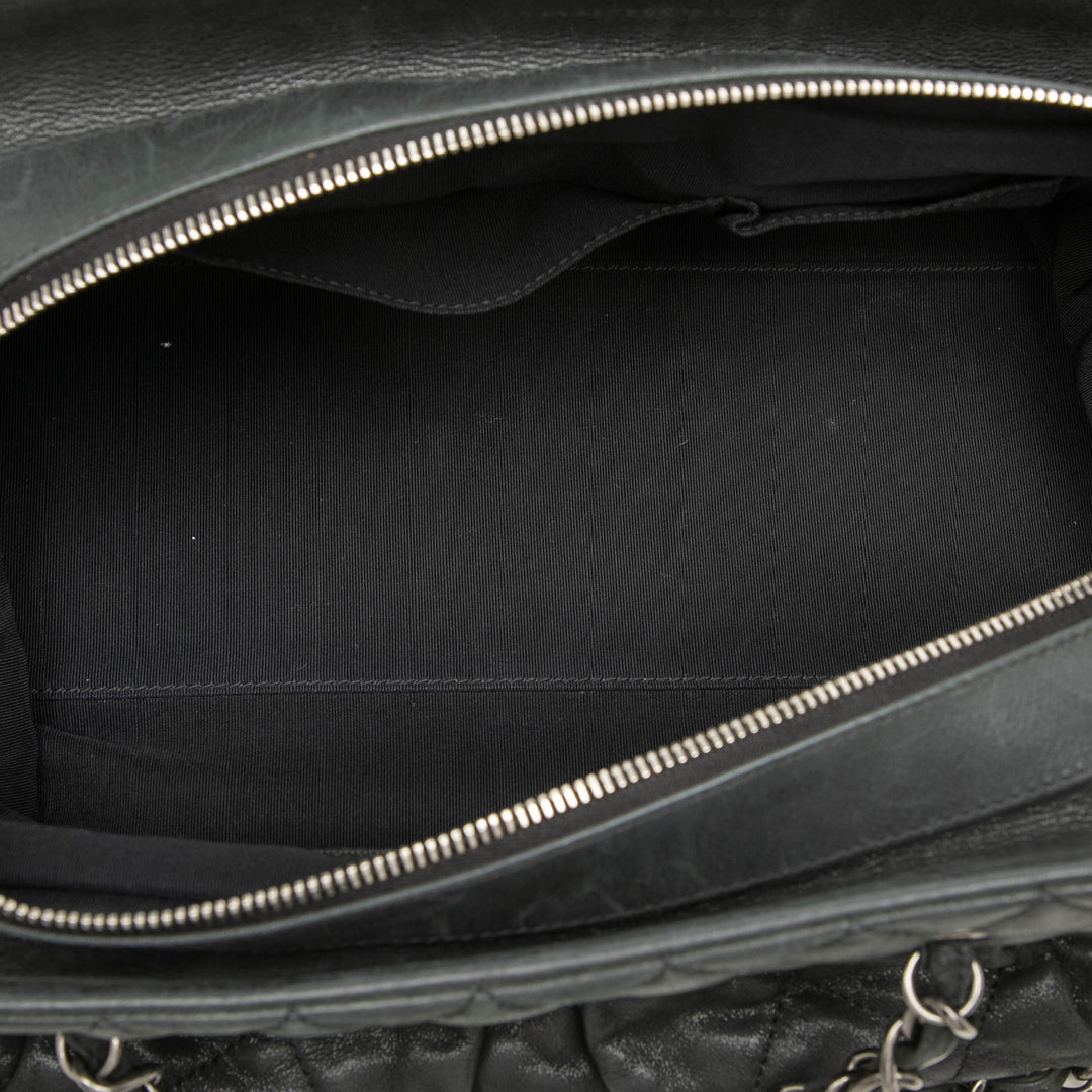 Chanel Matelassé Irisé Chic Quilt Sac bowling Cuir de veau Noir – vue 4 – GABY PARIS