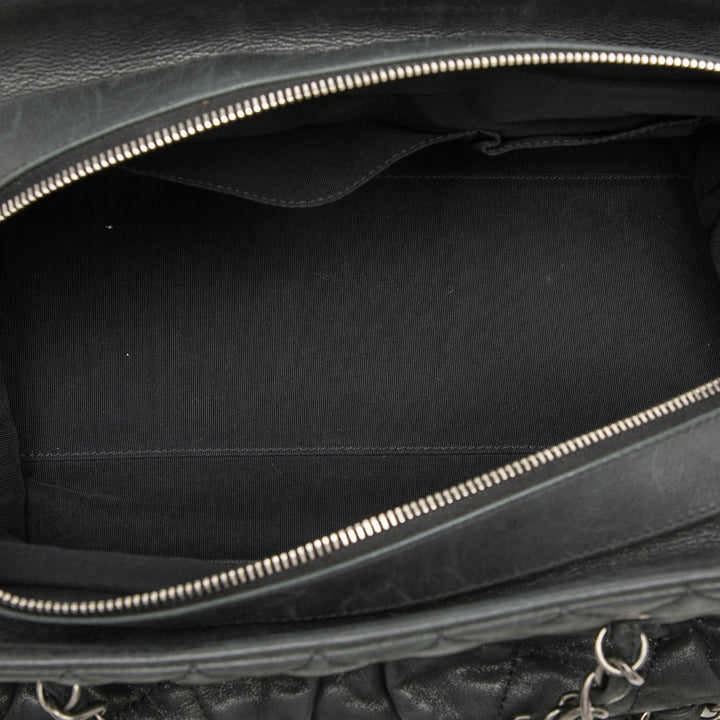 Chanel Matelassé Irisé Chic Quilt Sac bowling Cuir de veau Noir – vue 4 – GABY PARIS