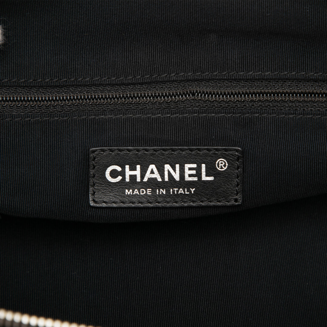 Chanel Matelassé Irisé Chic Quilt Sac bowling Cuir de veau Noir – vue 5 – GABY PARIS