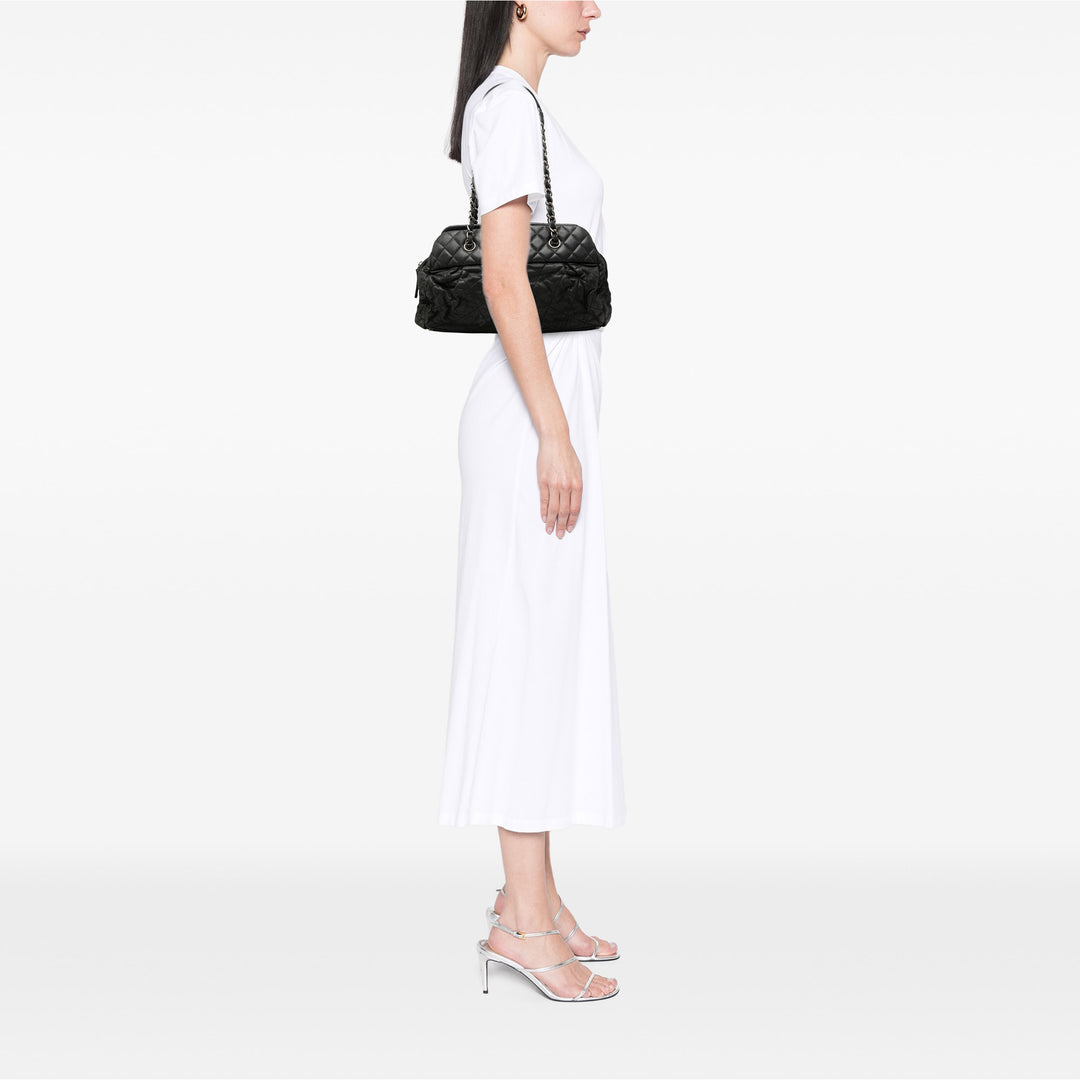 Chanel Matelassé Irisé Chic Quilt Sac bowling Cuir de veau Noir – vue 6 – GABY PARIS