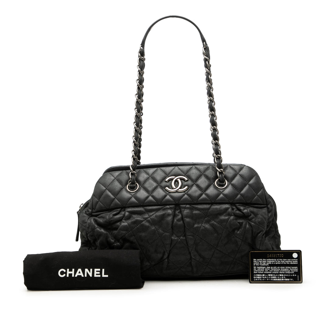 Chanel Matelassé Irisé Chic Quilt Sac bowling Cuir de veau Noir – vue 7 – GABY PARIS