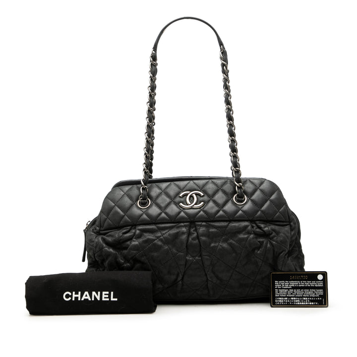 Chanel Matelassé Irisé Chic Quilt Sac bowling Cuir de veau Noir – vue 7 – GABY PARIS