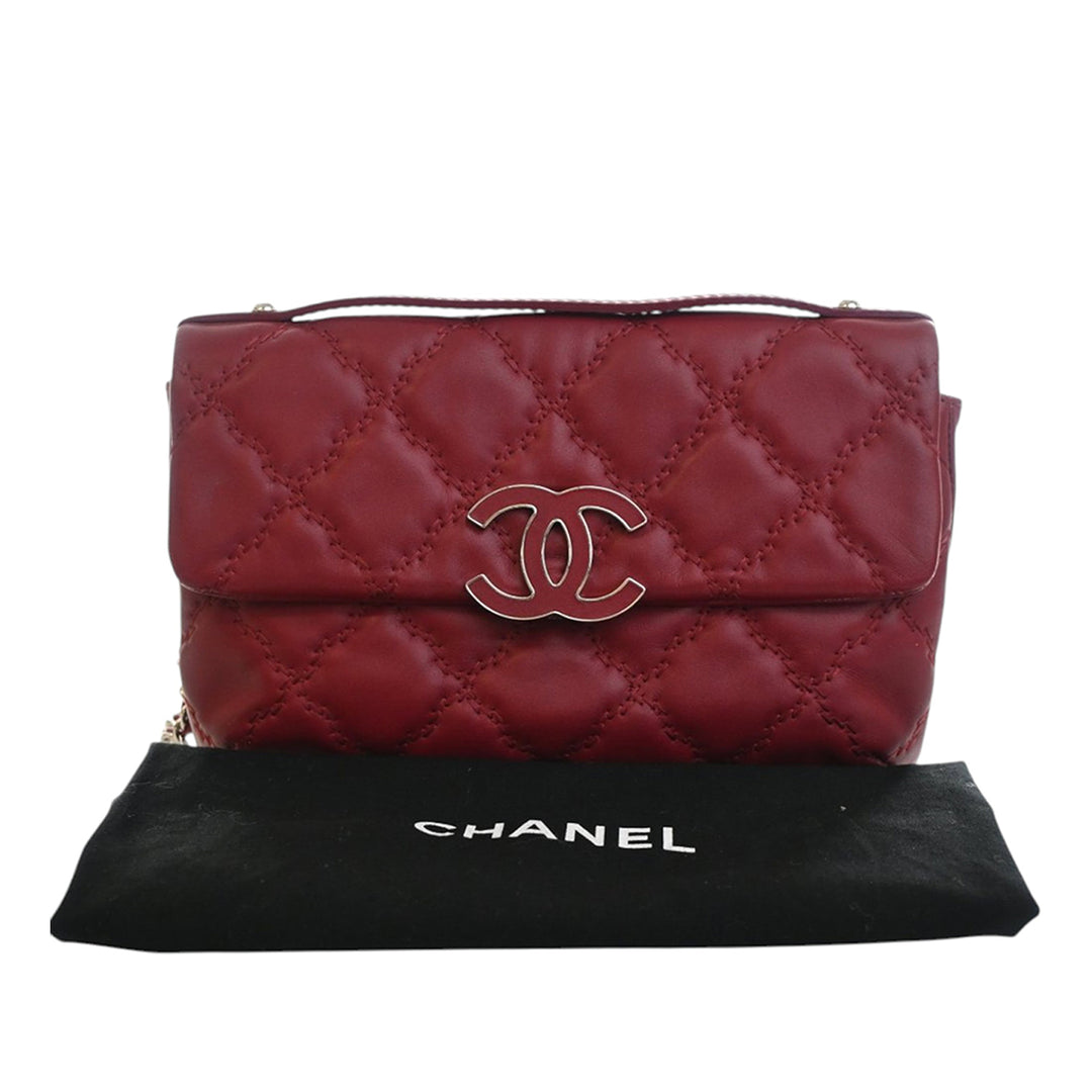 Chanel Matelassé Cuir de veau Double Stitch Hamptons Pochette avec chaîne