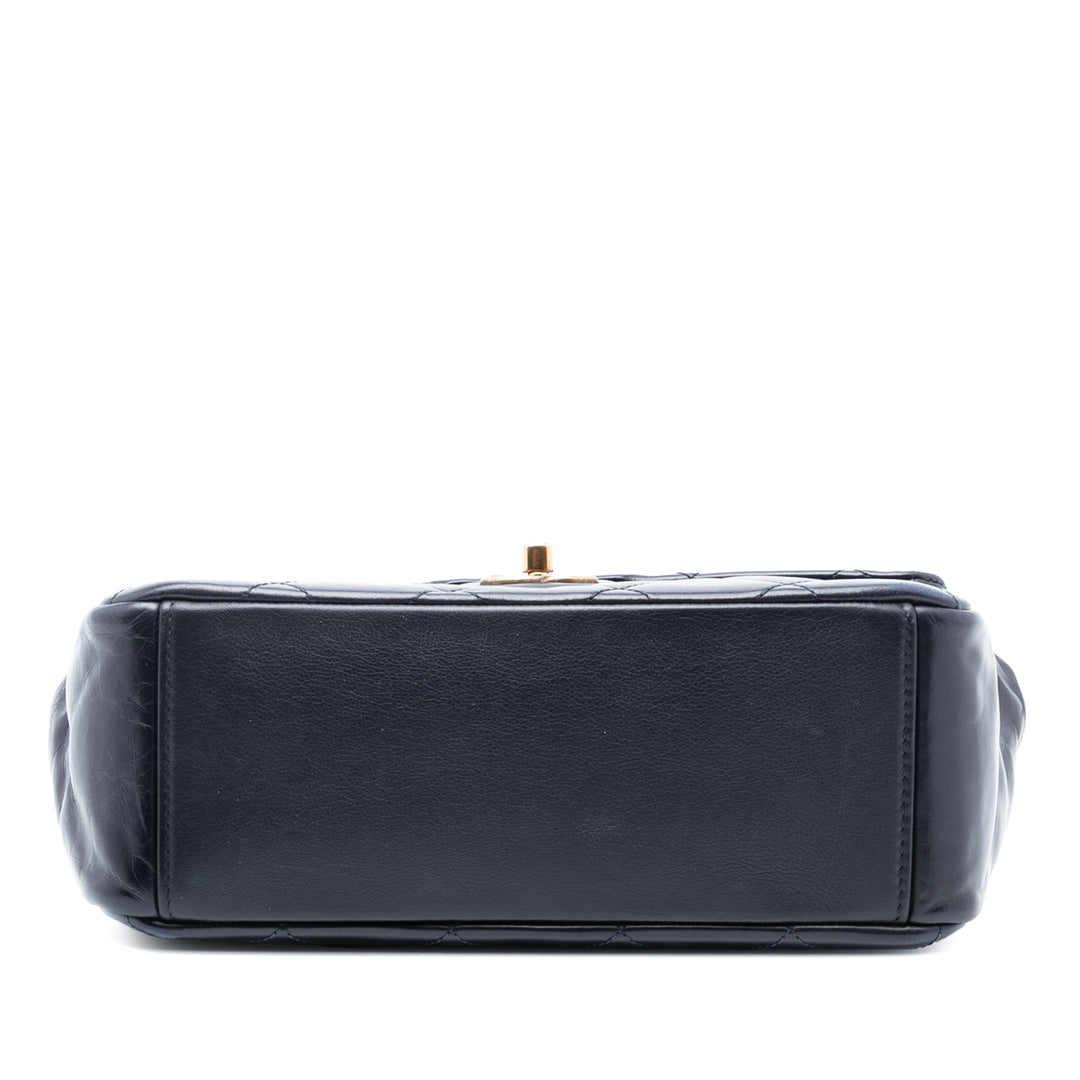 Chanel Medium Matelassé Glazed Cuir de veau Bar anse supérieure à rabat