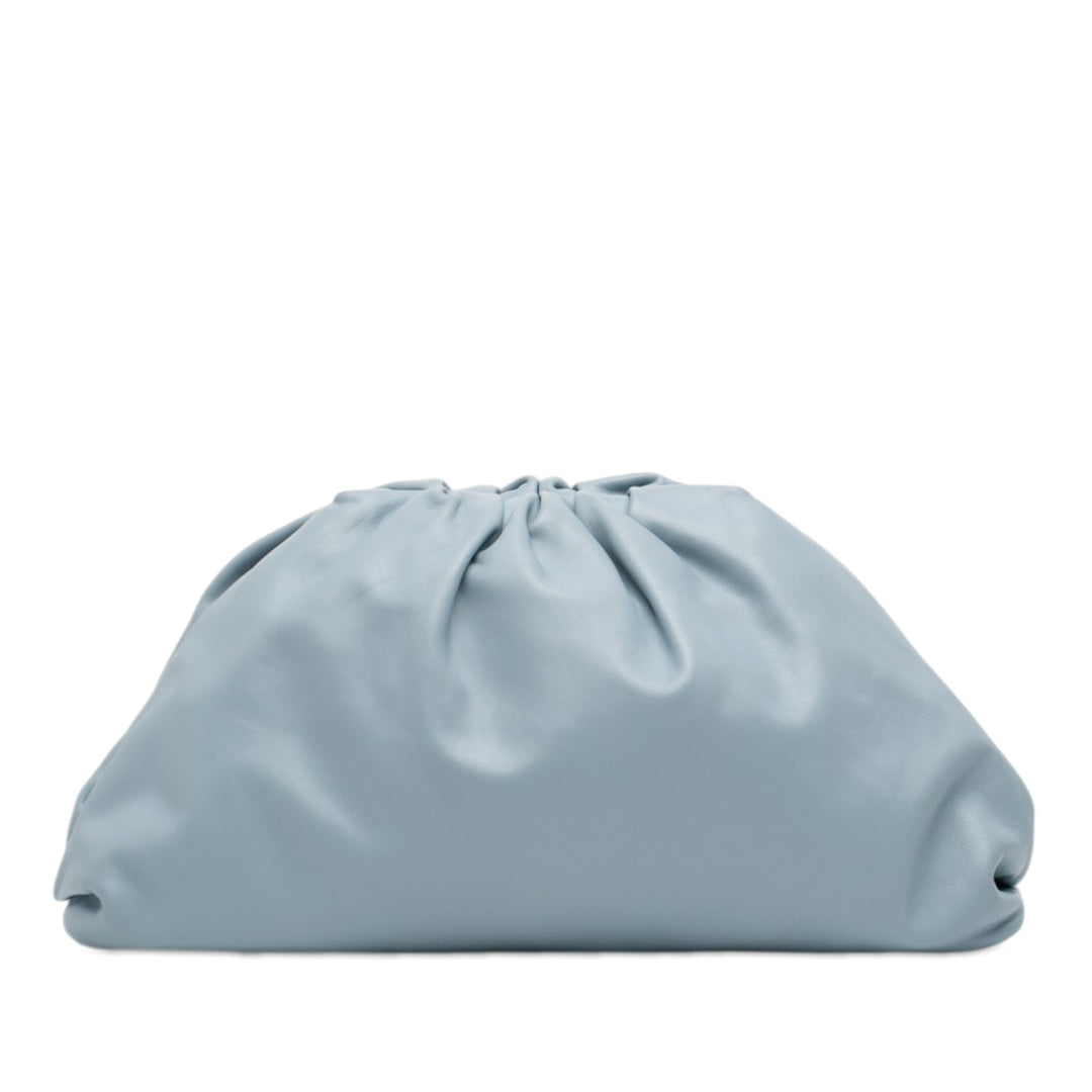 Bottega Veneta The Pochette Cuir d'agneau Bleu – vue principale – GABY PARIS