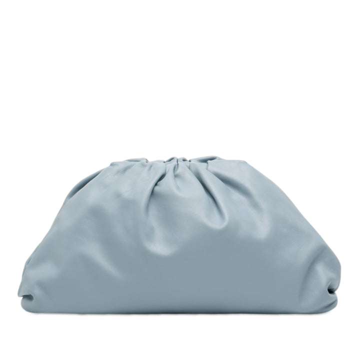 Bottega Veneta The Pochette Cuir d'agneau Bleu – vue principale – GABY PARIS