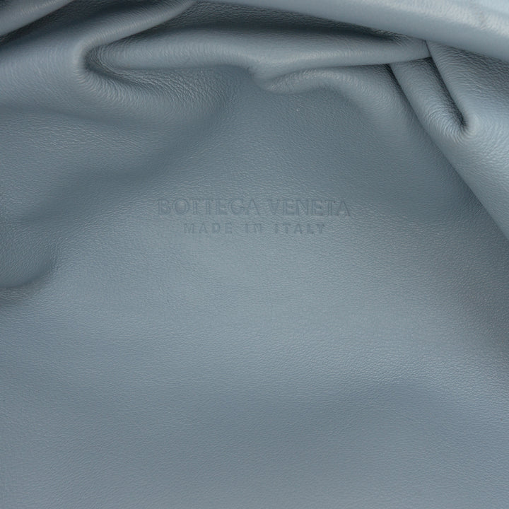 Bottega Veneta The Pochette Cuir d'agneau Bleu – vue 5 – GABY PARIS