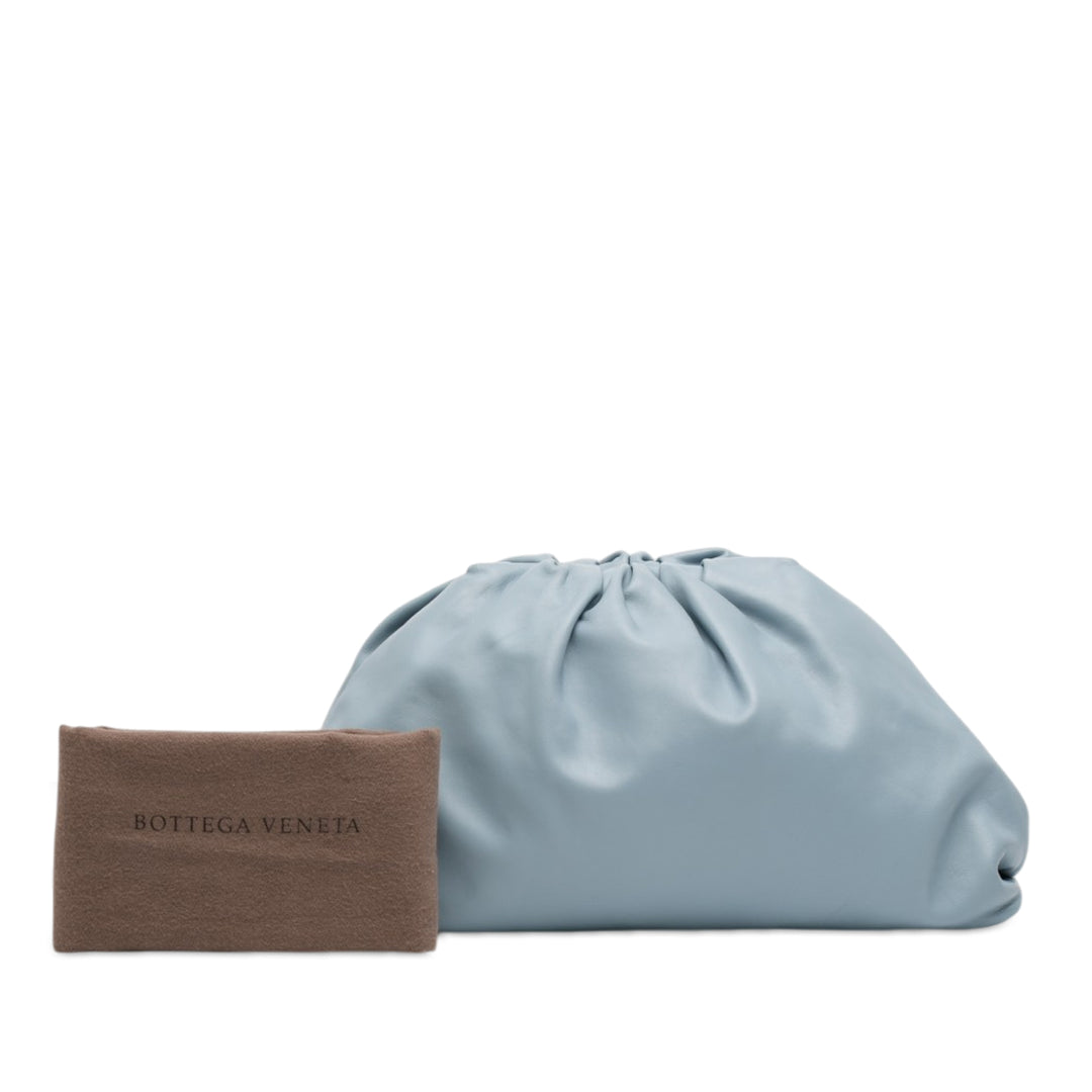 Bottega Veneta The Pochette Cuir d'agneau Bleu – vue 8 – GABY PARIS