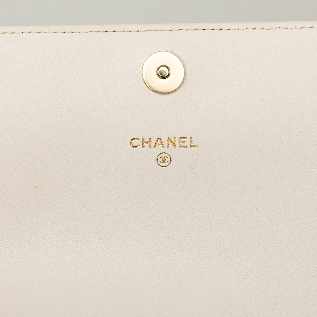 Chanel Matelassé Book Wallet on Chain Cuir d'agneau Noir – vue 5 – GABY PARIS