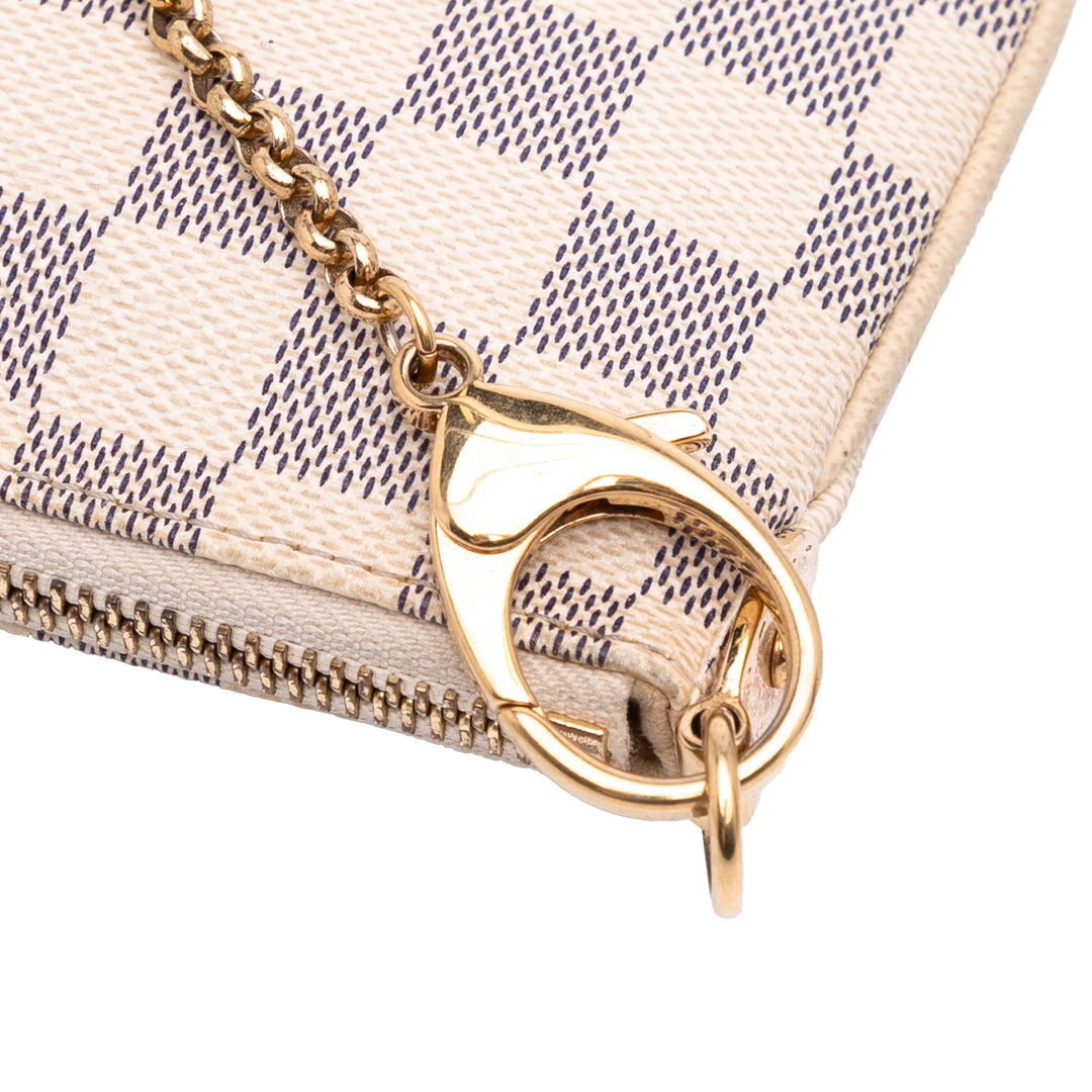 Louis Vuitton Damier Azur Trunks Labels Pochette Milla MM Blanc – GABY PARIS Authentique