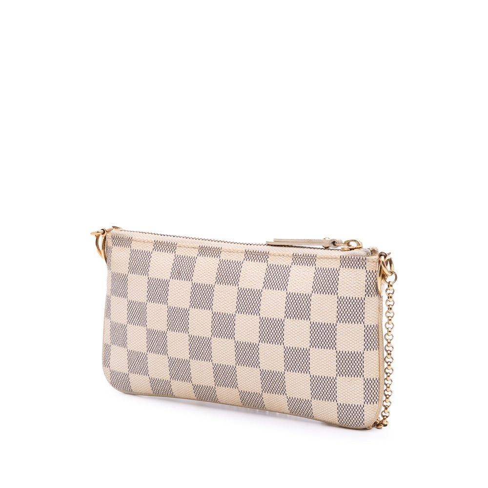 Louis Vuitton Damier Azur Trunks Labels Pochette Milla MM Blanc – GABY PARIS Authentique