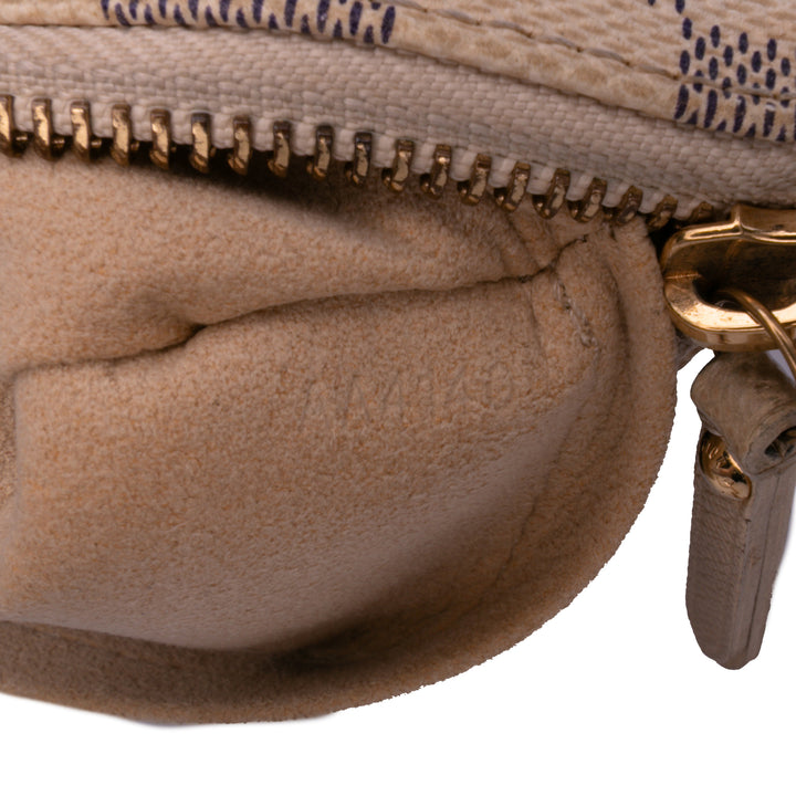 Louis Vuitton Damier Azur Trunks Labels Pochette Milla MM Blanc – GABY PARIS Authentique