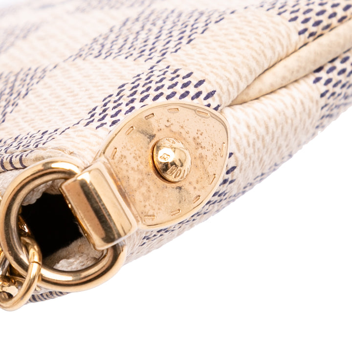 Louis Vuitton Damier Azur Trunks Labels Pochette Milla MM Blanc – GABY PARIS Authentique