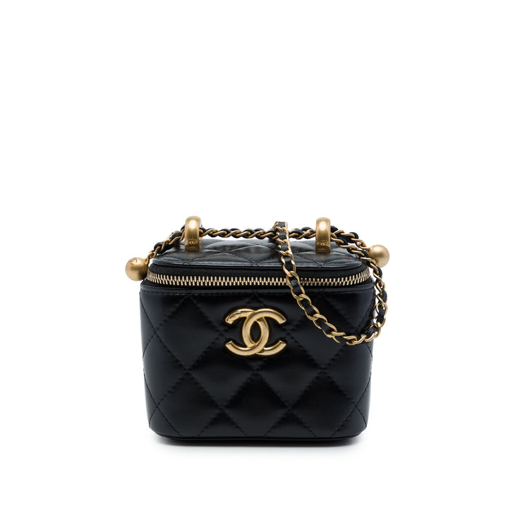 Chanel Vanity CC Matelassé Perle Crush avec chaîne Mini Cuir d'agneau Noir – vue principale – GABY PARIS