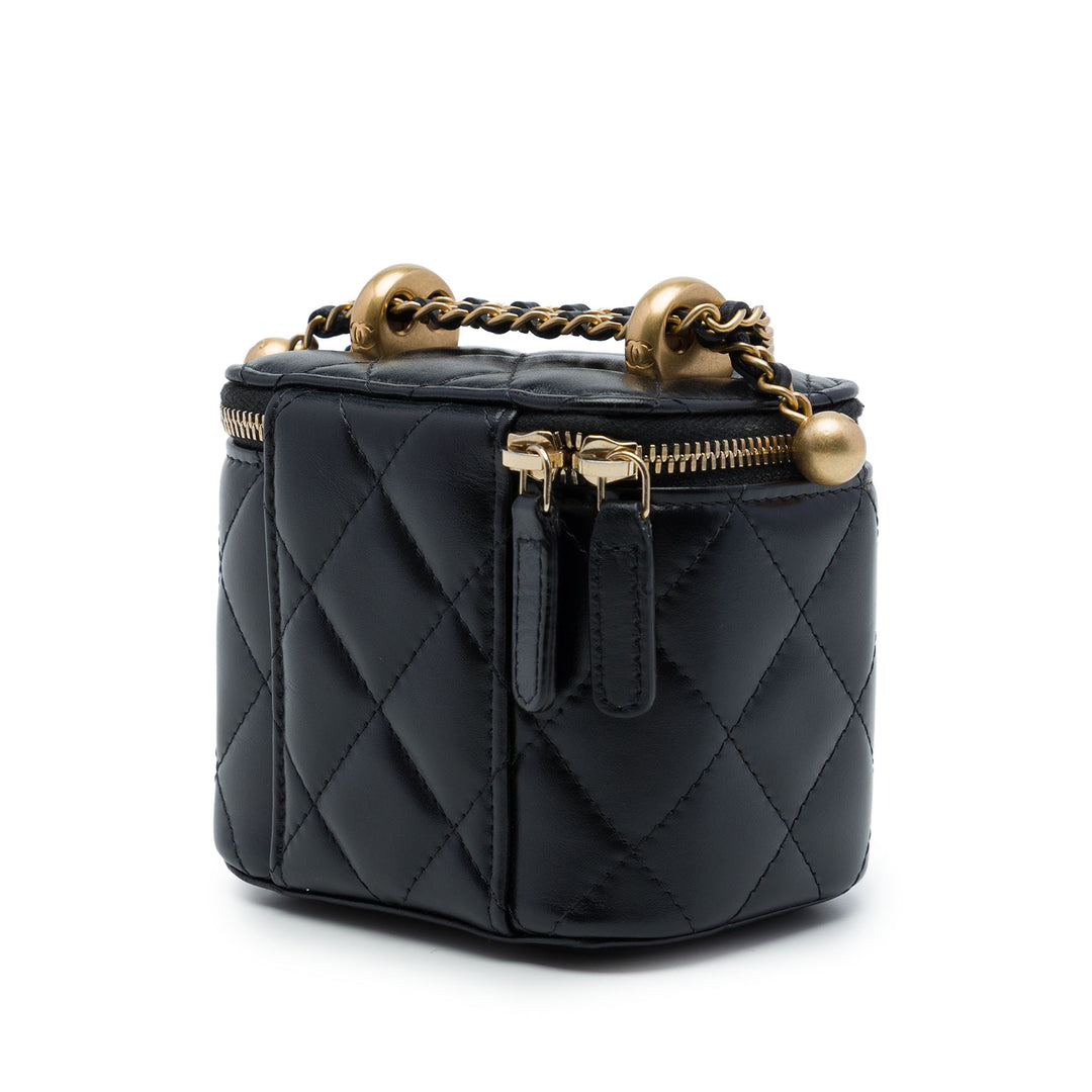 Chanel Vanity CC Matelassé Perle Crush avec chaîne Mini Cuir d'agneau Noir – vue 2 – GABY PARIS