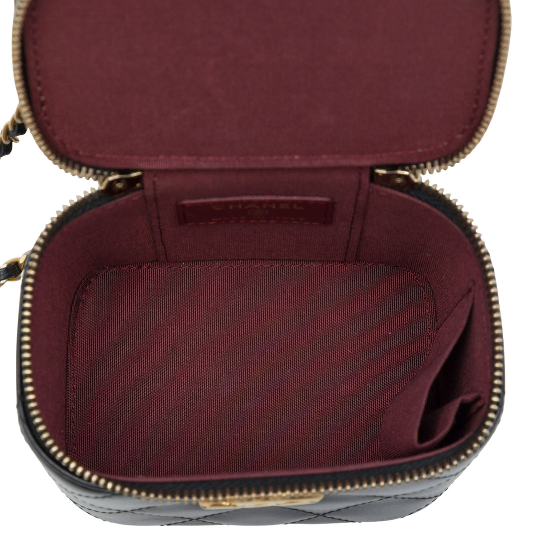 Chanel Vanity CC Matelassé Perle Crush avec chaîne Mini Cuir d'agneau Noir – vue 4 – GABY PARIS