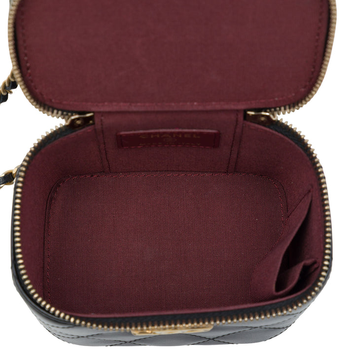 Chanel Vanity CC Matelassé Perle Crush avec chaîne Mini Cuir d'agneau Noir – vue 4 – GABY PARIS