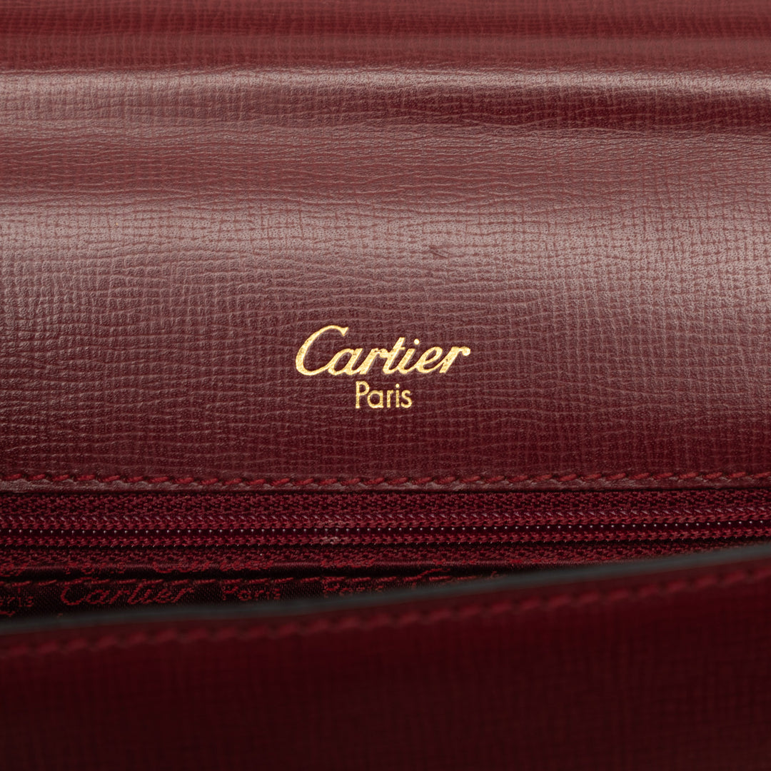 Cartier grainé Must De Cartier à rabat Pochette Cuir de veau grainé Rouge – vue 5 – GABY PARIS
