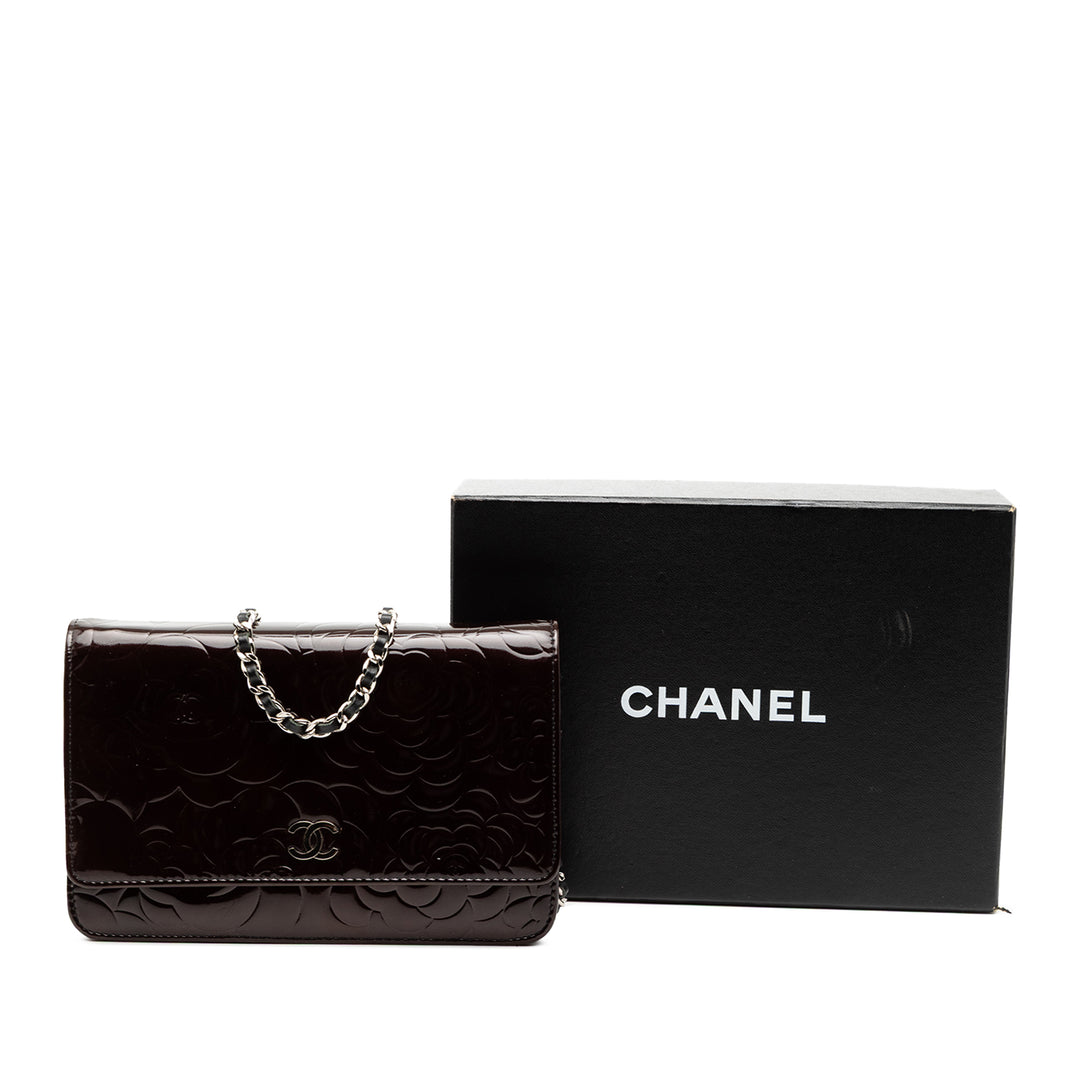 Chanel CC embossé Cuir verni Camellia Wallet on Chain
