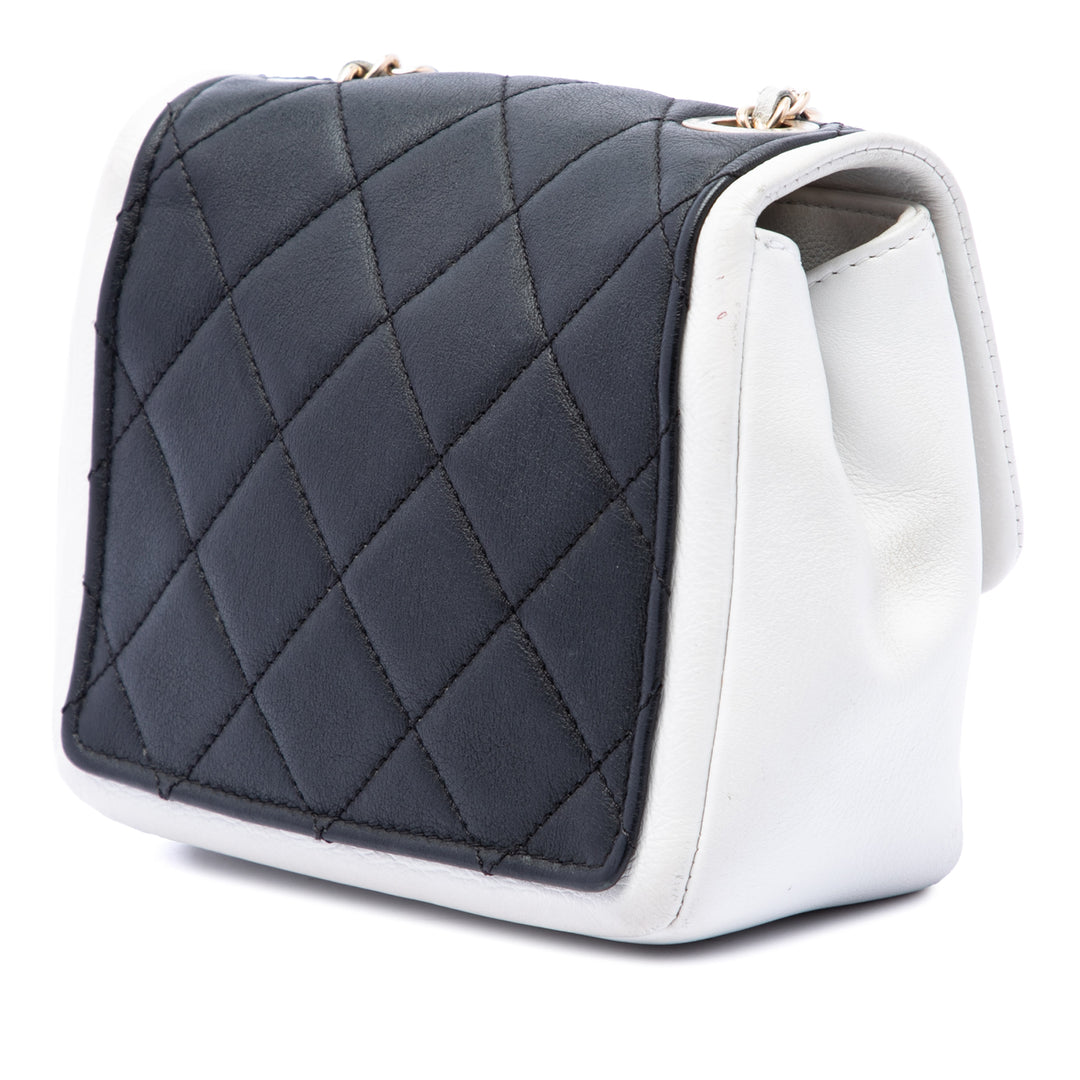 Chanel Carré Graphic à rabat Sac Mini Cuir de veau Noir – vue 2 – GABY PARIS