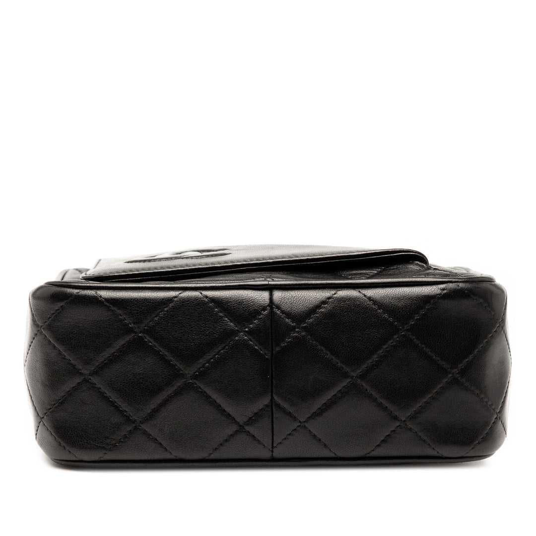 Chanel CC Quilted Cuir d’agneau Tassel Sac caméra Noir